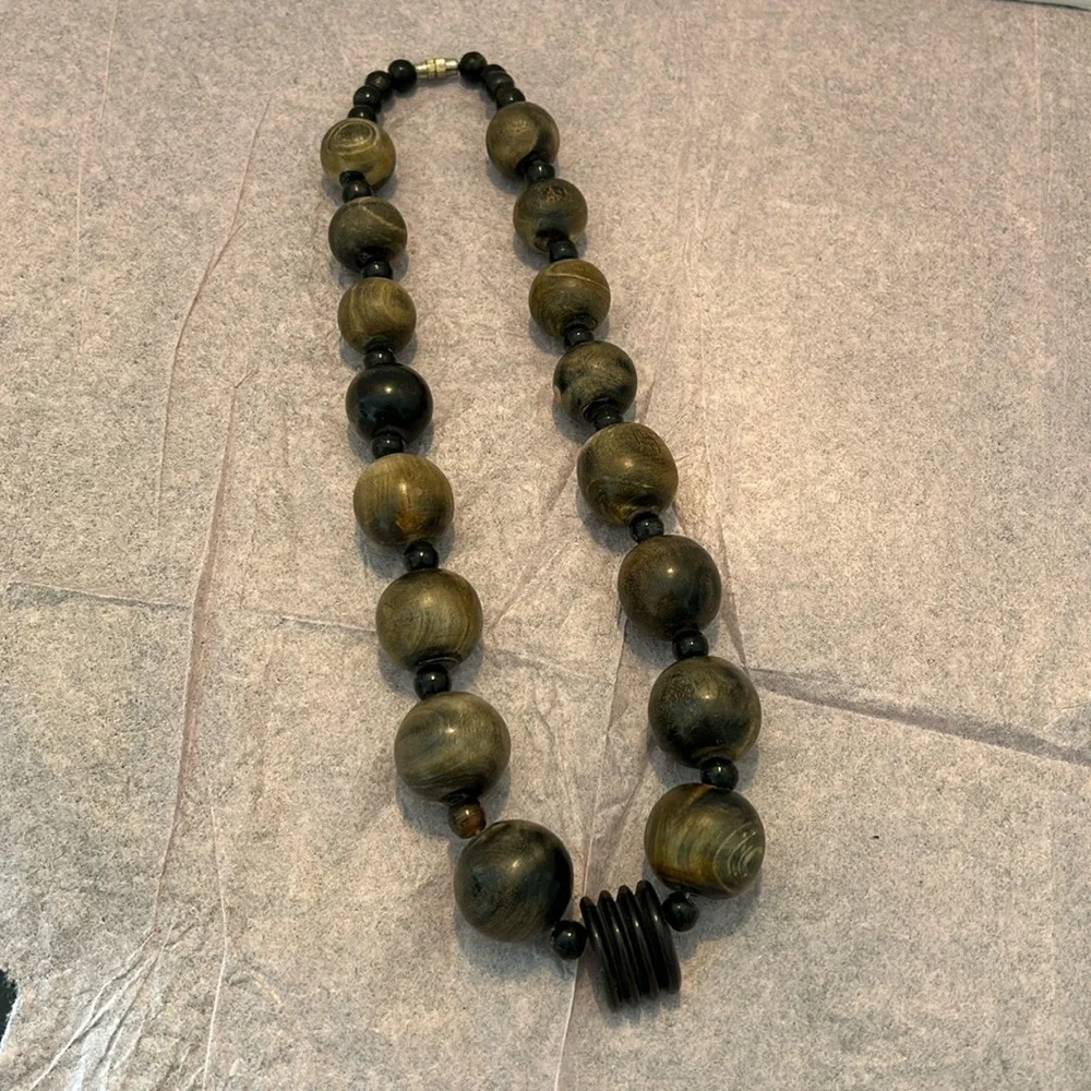 🔥🔥Beautiful large wooden bead necklace